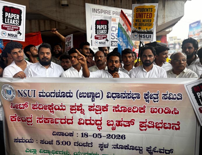 ನೀಟ್ ಪರೀಕ್ಷೆಯ ಪ್ರಶ್ನೆ ಪತ್ರಿಕೆ ಸೋರಿಕೆ ಆಗಿರುವ ಹಿನ್ನೆಲೆಯಲ್ಲಿ ಎನ್ ಎಸ್ ಯುಐ ಉಳ್ಳಾಲ ಘಟಕ ವತಿಯಿಂದ ಸೋಮವಾರ ತೊಕ್ಕೊಟ್ಟು ಜಂಕ್ಷನ್ ನಲ್ಲಿ ಪ್ರತಿಭಟನೆ ನಡೆಯಿತು.