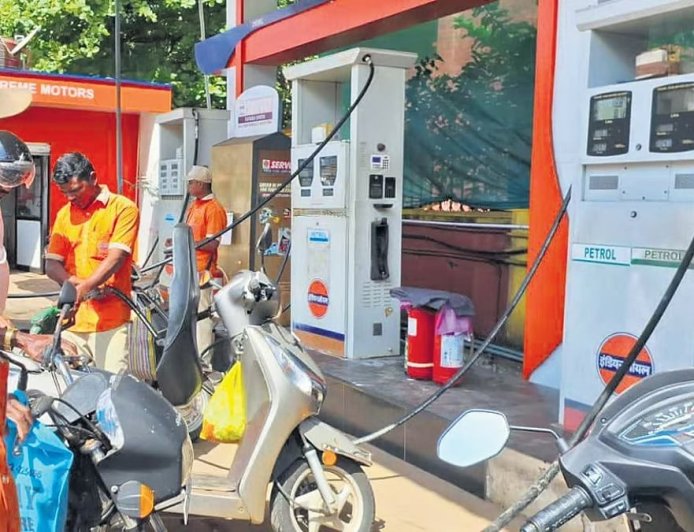 ಮತ್ತೆ ಏರಿದ ಇಂಧನ ದರ: ಪೆಟ್ರೋಲ್, ಡೀಸೆಲ್ ಬೆಲೆಯಲ್ಲಿ ಭಾರೀ ಹೆಚ್ಚಳ; 2 ವಾರಗಳಲ್ಲಿ ರೂ. 7.5 ಏರಿಕೆ, ತೈಲ ಕಂಪನಿಗಳಿಂದ ವಾಹನ ಸವಾರರಿಗೆ ಮತ್ತೆ ಶಾಕ್..!
