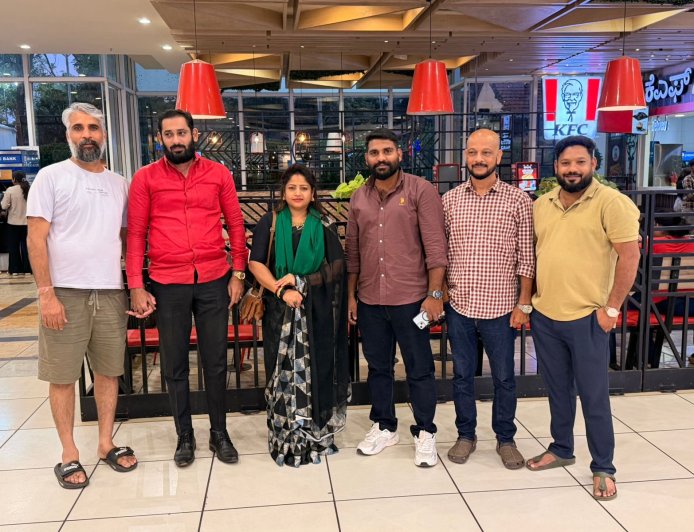 ಕರವೇ ರಾಜ್ಯ ಕಾರ್ಯದರ್ಶಿ ಯುವ ಮುಖಂಡ  ಮೌಶೀರ್ ಸಾಮಣಿಗೆ ಅವರನ್ನು ರೈತ ರಾಜ್ಯ ಮಹೀಳಾ ಅದ್ಯಕ್ಷ ಮಂಜಿಳಾ ಪೂಜಾರ್ ಬೇಟಿ
