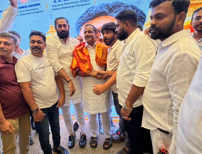ನೂತನ ಆರೋಗ್ಯ ಸಚಿವರಾದ ಸನ್ಮಾನ್ಯ ಹಾಜಿ ಯುಟಿ ಖಾದರ್ ಅರಮನೆ ಮೈದಾನದಲ್ಲಿ ನಾಯಕ ಮೋಸಿರ್ ಅಹಮದ್ ಸಾಮಾನಿಗೆ ನೇತೃತ್ವದಲ್ಲಿ ಸನ್ಮಾನ